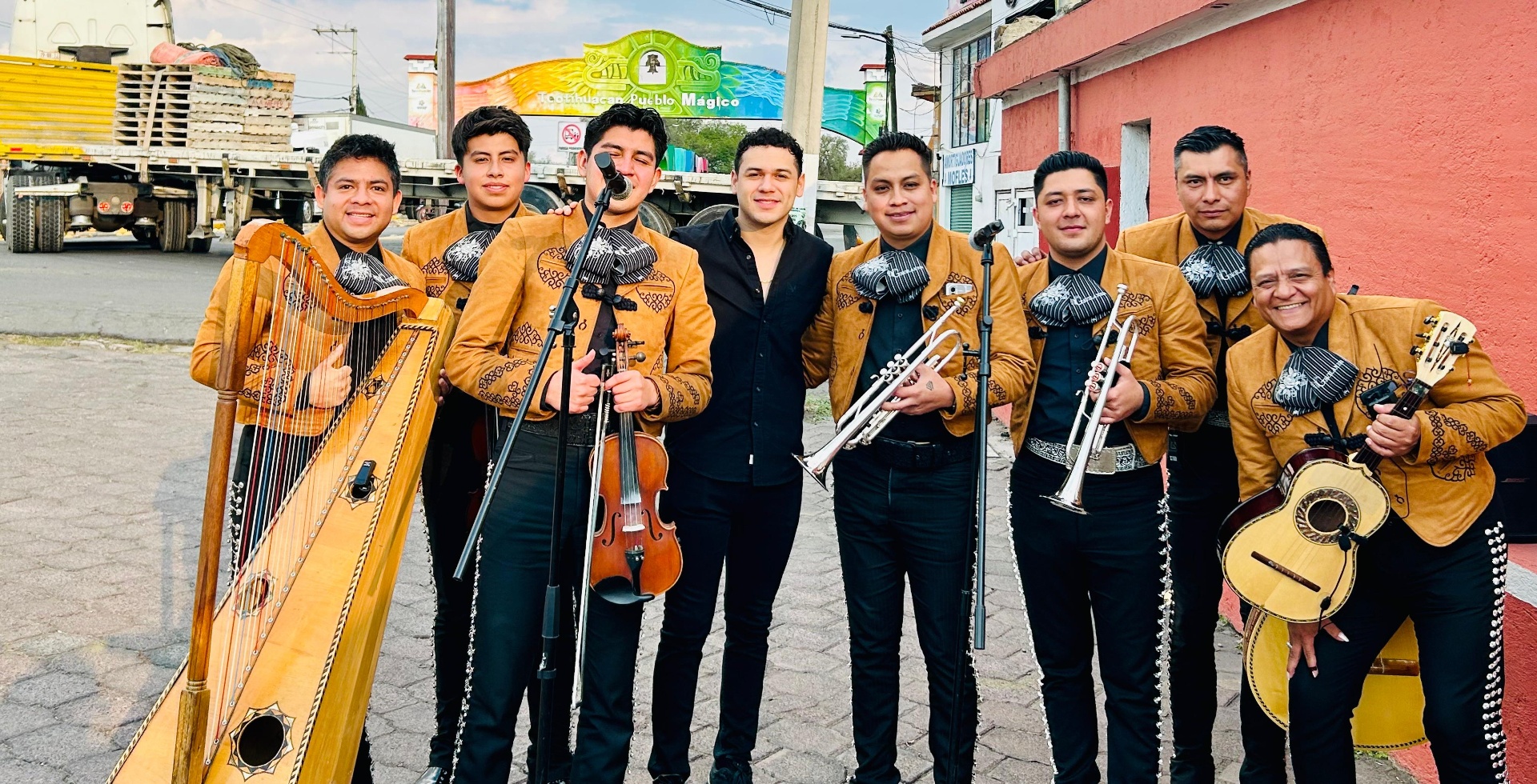 Mariachi Gavilanes de Texcoco posando con sus instrumentos