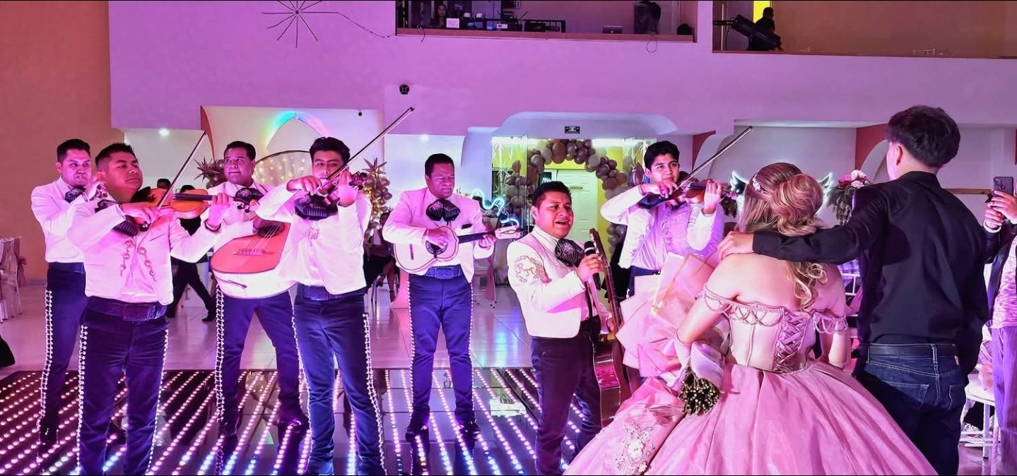 Mariachi acompañando una quinceañera en su baile